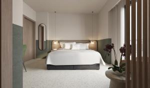 1 dormitorio con cama blanca y espejo en Evripidou 7 - Kalamata Mediterranean Suites, en Kalamata