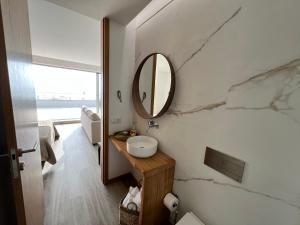Phòng tắm tại Breathtaking ocean front studio in Povoa de Varzim