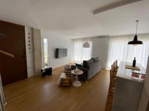 a living room with a couch and a table at Armenia apartamento con encanto in Alcalá de los Gazules