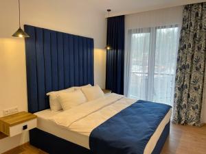 Un pat sau paturi într-o cameră la City Heart Luxury Apartment