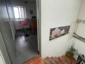 pasillo con puerta y silla roja en una habitación en C MARSEILLE B&B en Marsella