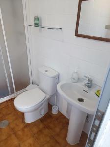 ein Badezimmer mit Toilette und Waschbecken in der Unterkunft Vivienda Vacacional Villatajace in Tajace de Abajo