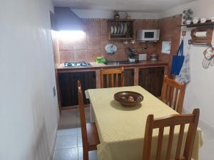 una cocina con una mesa con un tazón. en Vivienda Vacacional Villatajace, en Tajace de Abajo