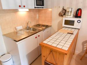 a small kitchen with a sink and a microwave at Studio Valloire, 1 pièce, 3 personnes - FR-1-263-127 in Valloire