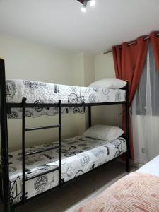 Двухъярусная кровать или двухъярусные кровати в номере Departamento centro de Iquique