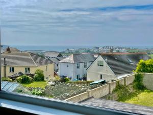 una vista da una finestra di una città con case di Bay View Apartment - Trearddur Bay a Trearddur