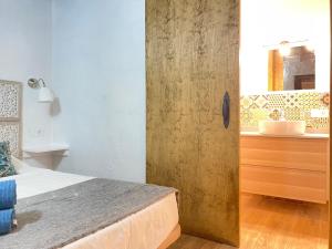 una camera da letto con un letto e una porta di legno di Mardelava a Tinajo Altre 36 foto