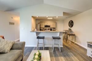 O bucătărie sau chicinetă la Updated Hubert Vacation Rental 5 Mi to Beaches!