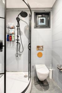 ein Bad mit einer Dusche und einem WC in der Unterkunft SVM suites Nişantaşı in Istanbul