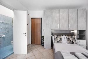 A bed or beds in a room at Edda's apartment