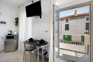 A kitchen or kitchenette at Edda's apartment