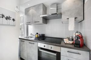 A kitchen or kitchenette at Edda's apartment