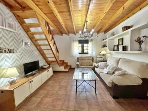 ein Wohnzimmer mit einem Sofa und einem Tisch in der Unterkunft La Casa del Piano - 5831 in Isla