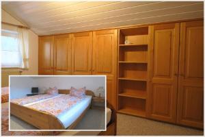 1 dormitorio con 1 cama y algunos armarios de madera en Ferienwohnung Abendrot, en Bodenmais