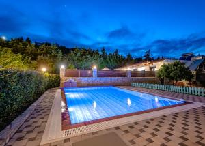 The swimming pool at or close to Villa Rafaela