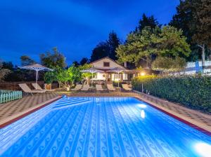 The swimming pool at or close to Villa Rafaela