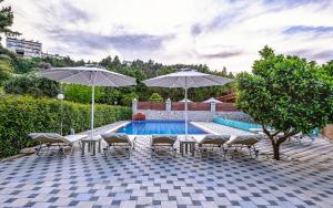 The swimming pool at or close to Villa Rafaela