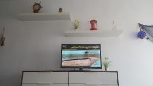TV a/nebo společenská místnost v ubytování Apartamento Playa Salinas Roquetas de Mar