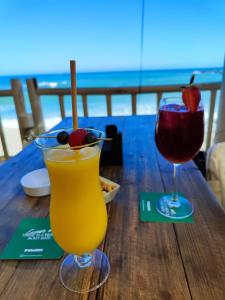 dos bebidas en una mesa con vistas al océano en Apartamentos BENALBEACH, en Benalmádena