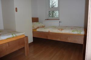 two beds in a room with a window at Ferienwohnung Willner in Kastl