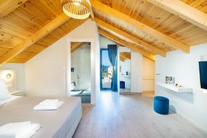 um quarto com uma cama e uma sala de estar em Villa Makisland With Sea View em Stavros