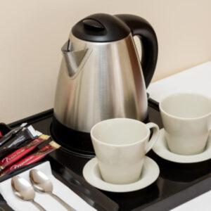 a coffee pot and two cups on a counter at Villa Puerto in Pobierowo