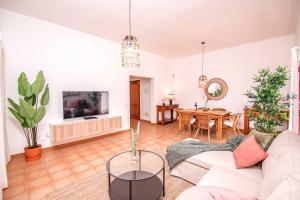 ein Wohnzimmer mit einem Sofa und einem Tisch in der Unterkunft Villa Tropical Private Pool Capellania By Holidays Home in La Oliva