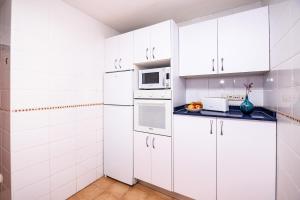 A kitchen or kitchenette at Villa Tropical Private Pool Capellania By Holidays Home