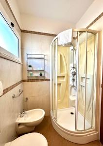 een badkamer met een douche, een toilet en een wastafel bij Residence Mareo in Riccione