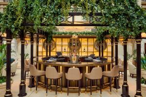 um restaurante com mesa redonda e cadeiras em The Landmark London em Londres