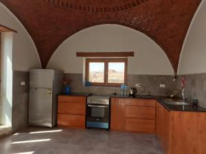 cocina con nevera de acero inoxidable y ventana en The Roof by Barefoot in Tunis, en Tunis