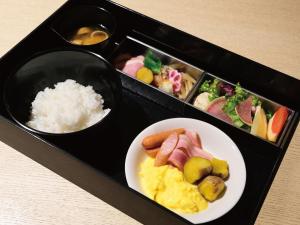 ein Tablett mit Reis, Fleisch und Gemüse in der Unterkunft Agora Kyoto Shijo in Kyoto