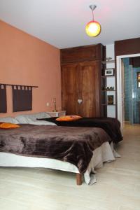 1 dormitorio con 1 cama grande en una habitación en La Maison Des Landes, en Mouzillon