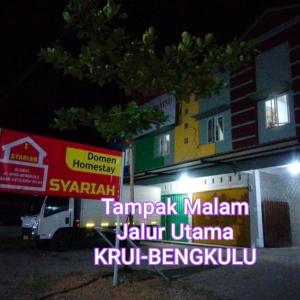 un camion garé devant un bâtiment la nuit dans l'établissement Domen homestay syariah krui 64, à Krui