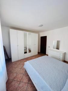 Un pat sau paturi într-o cameră la CANNONHOUSE La Pavoncella Rosa