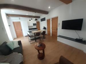 ein Wohnzimmer mit einem Sofa und einem Tisch in der Unterkunft Classé 4 étoiles - Cybèle - Centre ville 2 Chambres, cour privative et Garage in Vienne