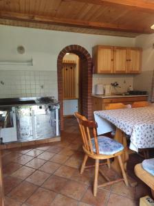 cocina con mesa, mesa y sillas en Apartma Hodnik Uskovnica en Srednja Vas v Bohinju