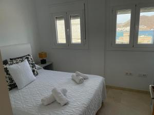 Cama ou camas em um quarto em Apartamentos Dulcemar Frente al Mar con zona SPA