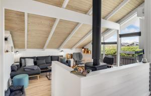 Posezení v ubytování Three-Bedroom Holiday Home Harboøre With A Fireplace 06