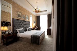 Postel nebo postele na pokoji v ubytování Sapphire City Hotel