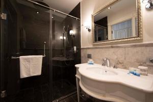 Koupelna v ubytování Sapphire City Hotel