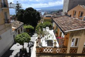 een uitzicht over de stad met gebouwen bij Paradisea Taormina Theatre in Taormina