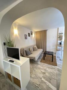 - un salon avec un canapé et une télévision dans l'établissement Denia's Beach House - Colibri, à Dénia