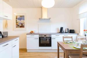 Kuchyň nebo kuchyňský kout v ubytování Ferienwohnung Am Alpenblick + 9 fotografií
