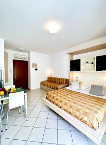 Habitación de hotel con cama y mesa en Residence Mareo, en Riccione