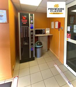 カンペールにあるプルミエール クラース カンペールの電子レンジと自動販売機が備わる客室です。