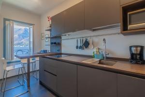 una cucina con lavandino e piano di lavoro di Terrazza Mazzini Stylish by Wonderful Italy a Bellagio