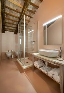 uma casa de banho com um lavatório e uma cabina de duche em vidro. em Villa Premoli - Agriturismo di charme em Cavaso del Tomba