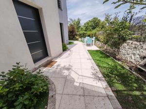 Vonkajšia záhrada v ubytovaní Maison neuve contemporaine parking