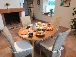 una sala da pranzo con tavolo e sedie in legno di Kerouidret a Penvénan